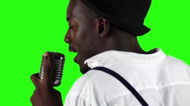 Şarkıcı onun mikrofon tutan ve gesticulating arka görünümünden söylüyor eller. Yeşil ekran. Ağır çekim. Yakın çekim
