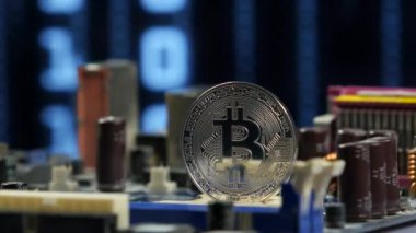 Bilgisayar anakart arka plan portre üzerinde gümüş bitcoin. Cryptocurrency sanal para