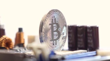 Bir anakart üzerinde Bitcoin sanal para birimi yerine cpu gümüş. Yeni metal cryptocurrency bitcoin devre