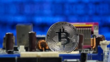 Bilgisayar anakart arka plan portre üzerinde gümüş bitcoin. Cryptocurrency sanal para