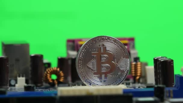Bitcoin prata no computador placa-mãe fundo closeup. Criptomoeda dinheiro virtual. Tela verde — Vídeo de Stock