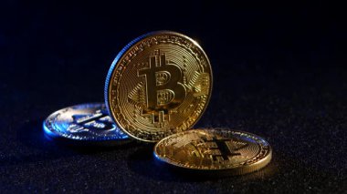 Countrys Kripto bitcoin insanlar için popüler birimidir. Siyah arka plan