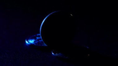 Bitcoin countrys ekonomisinin geliştirilmesi için yeni bir sikke olduğunu. Siyah arka plan