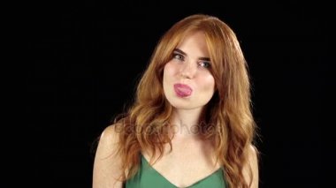 Kız surat ve dalga geçmeyi. Siyah arka plan. Ağır çekim