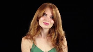 Redhaired kız flört. Siyah arka plan. Ağır çekim