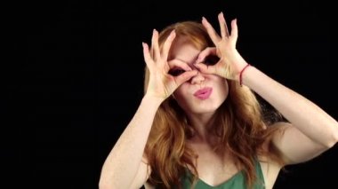 Kız surat ve dalga geçmeyi. Siyah arka plan. Ağır çekim