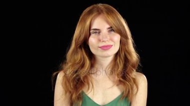 Kız surat ve dalga geçmeyi. Siyah arka plan. Ağır çekim