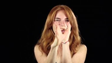 Kız surat ve dalga geçmeyi. Siyah arka plan. Ağır çekim