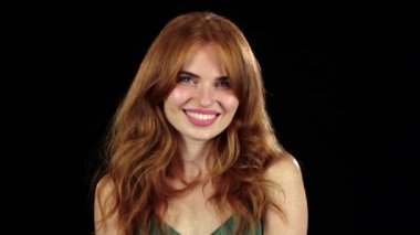 Kız gerçekten Kameraya gülümse. Siyah arka plan. Ağır çekim