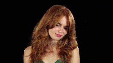 Kız gerçekten Kameraya gülümse. Siyah arka plan. Ağır çekim