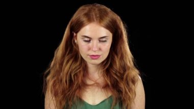 Redhaired kız flört. Siyah arka plan. Ağır çekim