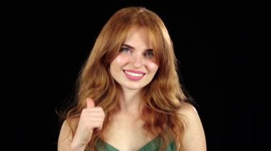 Başparmak gösterilmesini kız. Siyah arka plan. Ağır çekim