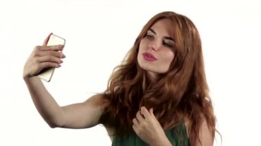 Kız selfie onu Smartphone'da yapar. Beyaz arka plan. Ağır çekim