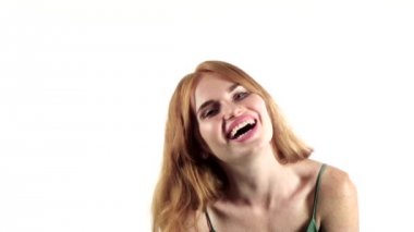 Kız gerçekten Kameraya gülümse. Beyaz arka plan. Ağır çekim