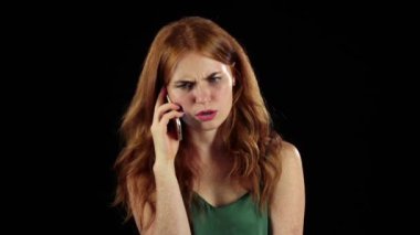 Telefonda konuşurken kız. Siyah arka plan. Ağır çekim