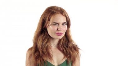 Kız surat ve dalga geçmeyi. Beyaz arka plan. Ağır çekim