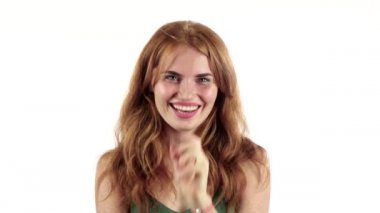 Kız surat ve dalga geçmeyi. Beyaz arka plan. Ağır çekim