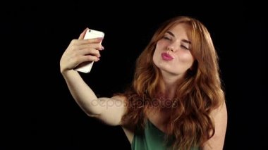Kız selfie onu Smartphone'da yapar. Siyah arka plan. Ağır çekim