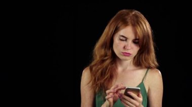 Telefonda konuşurken kız. Siyah arka plan. Ağır çekim