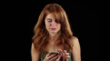 Telefonda konuşurken kız. Siyah arka plan. Ağır çekim