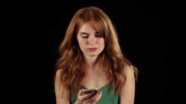 Telefonda konuşurken kız. Siyah arka plan. Ağır çekim