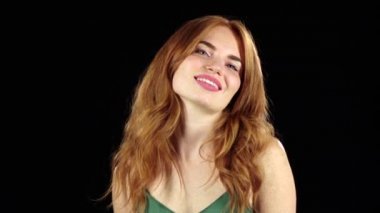 Kız surat ve dalga geçmeyi. Siyah arka plan. Ağır çekim