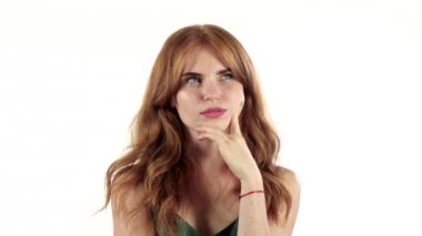 Kız onu düşünüyor ve sorunun cevabını bulur. Beyaz arka plan. Ağır çekim