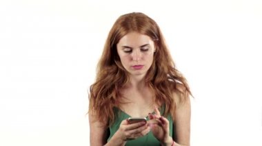 Telefonda konuşurken kız. Beyaz arka plan. Ağır çekim