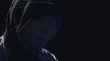 Casus virüs programları bilgisayar üzerinde yazdırır. Siyah arka plan