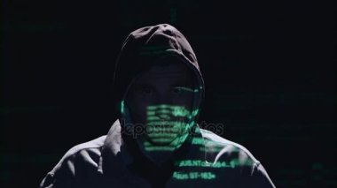 Adam bir Web hacking, silah verildi. Siyah arka plan
