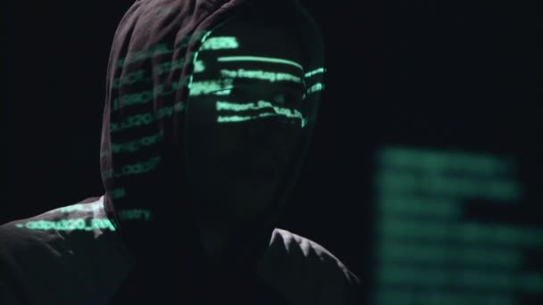 Mata-mata meretas situs kebijakan cyber. Latar belakang hitam — Stok Video