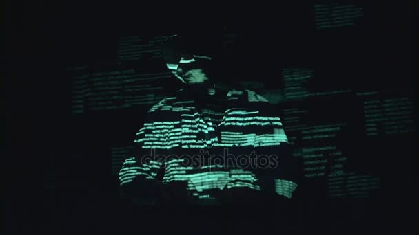 Spyware pour les sites de piratage. Fond noir. Silhouette — Video