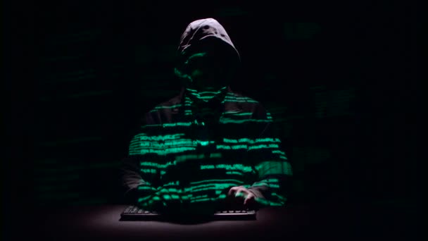 Kerl schreibt Patches für das Hacken von Webseiten. schwarzer Hintergrund. Silhouette — Stockvideo