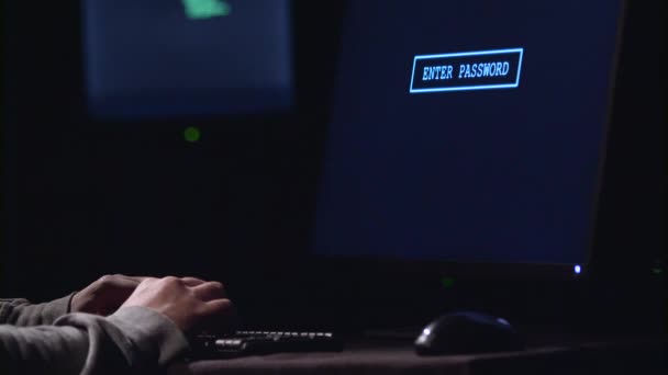 Hacker invoert de wachtwoord. Zwarte achtergrond — Stockvideo