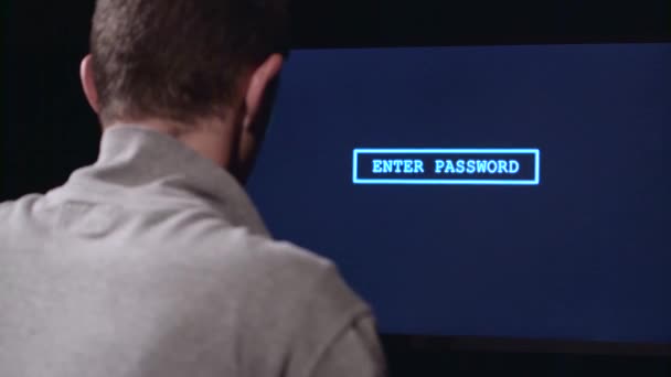 L'uomo inserisce una password per accedere. Vista posteriore — Video Stock