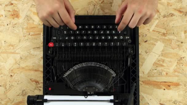 Il tape sur une machine à écrire rétro imprimée. Vue d'en haut 