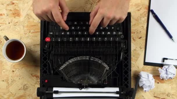 Männliche Hände tippen den Text des Buches auf einer Schreibmaschine. Blick von oben — Stockvideo