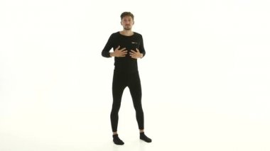 Adam kıyafetleri tanıtır ve baş parmak işareti gösterir. Beyaz arka plan. Ağır çekim