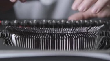 Retro bir daktilo mekanizması, parmak metin yazdırın. Yakın çekim