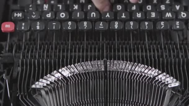 Viejo detalle de la máquina de escribir, escribiendo en la máquina de escribir vintage — Vídeo de stock