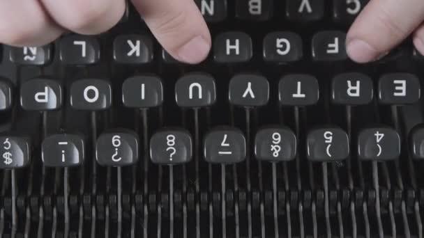 Digitar um roteiro de filme ou um livro sobre uma máquina de escrever vintage — Vídeo de Stock