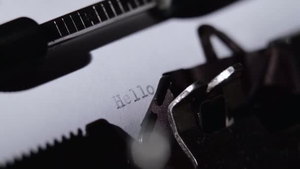 Básník zadá text básně na retro psací stroj — Stock video