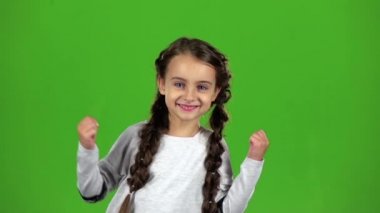 Çocuk zaferle sevinir. Yeşil ekran. Ağır çekim