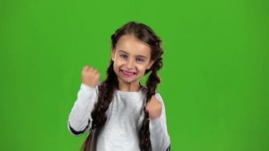Bebek zaferle sevinir. Yeşil ekran. Ağır çekim