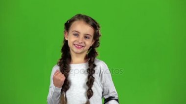 Bebek büyük parlak odada ve alkışlar. Yeşil ekran. Ağır çekim