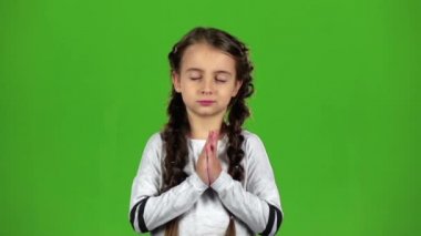 Bebek parmaklarını onun kollarında haçlar. Yeşil ekran. Ağır çekim