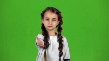 Kız çocuk başparmak ortaya çıktı. Yeşil ekran. Ağır çekim