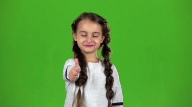 Kız bebek başparmak ortaya çıktı. Yeşil ekran. Ağır çekim