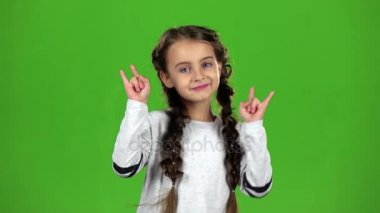 Çocuk dans ediyor. Yeşil ekran. Ağır çekim