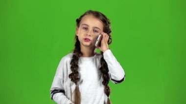 Çocuk arıyor. Yeşil ekran. Ağır çekim